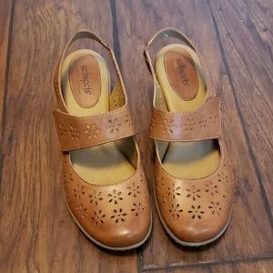 Tan Softspot women's shoes 9.5